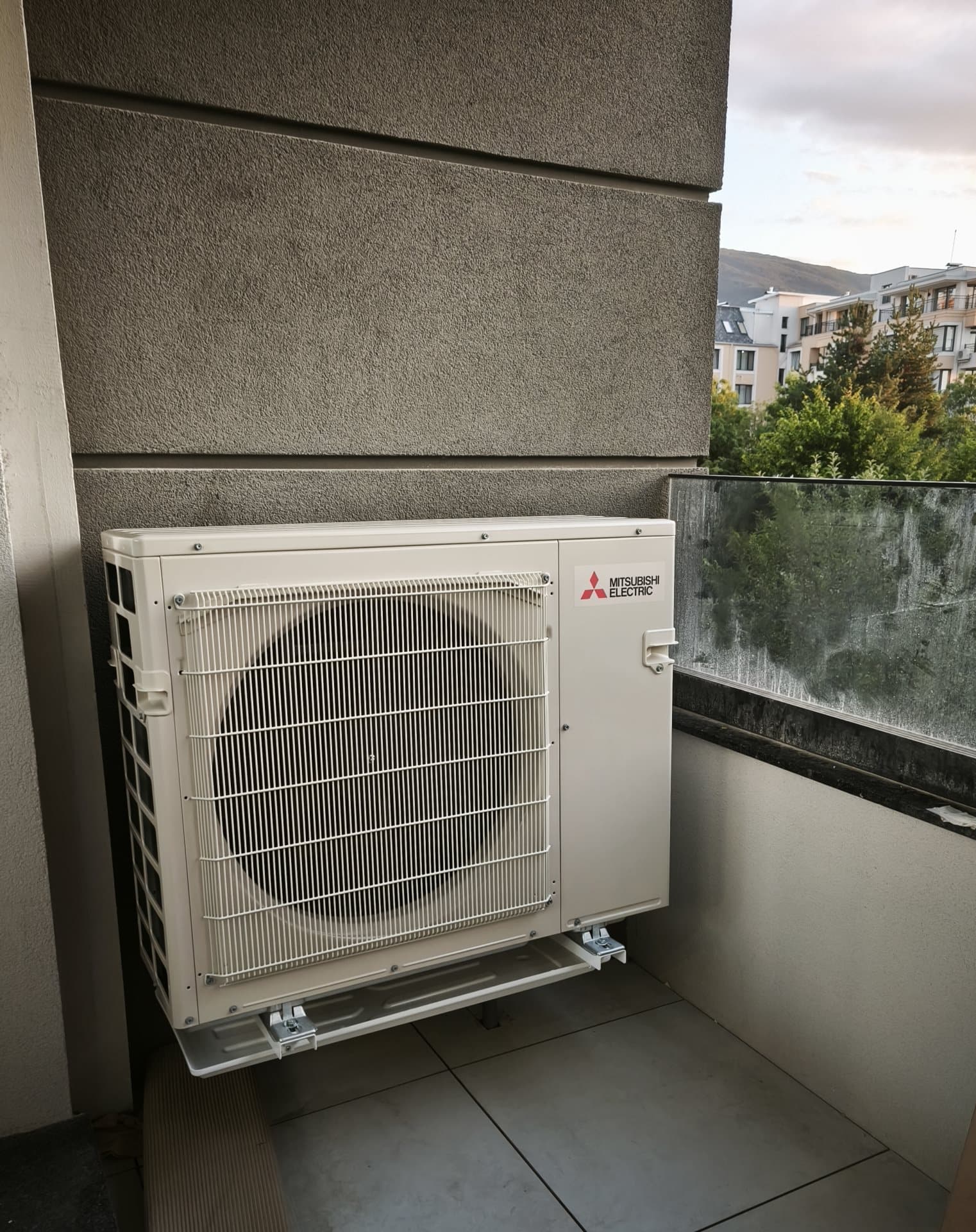 Външно тяло Mitsubishi Electric на балкон