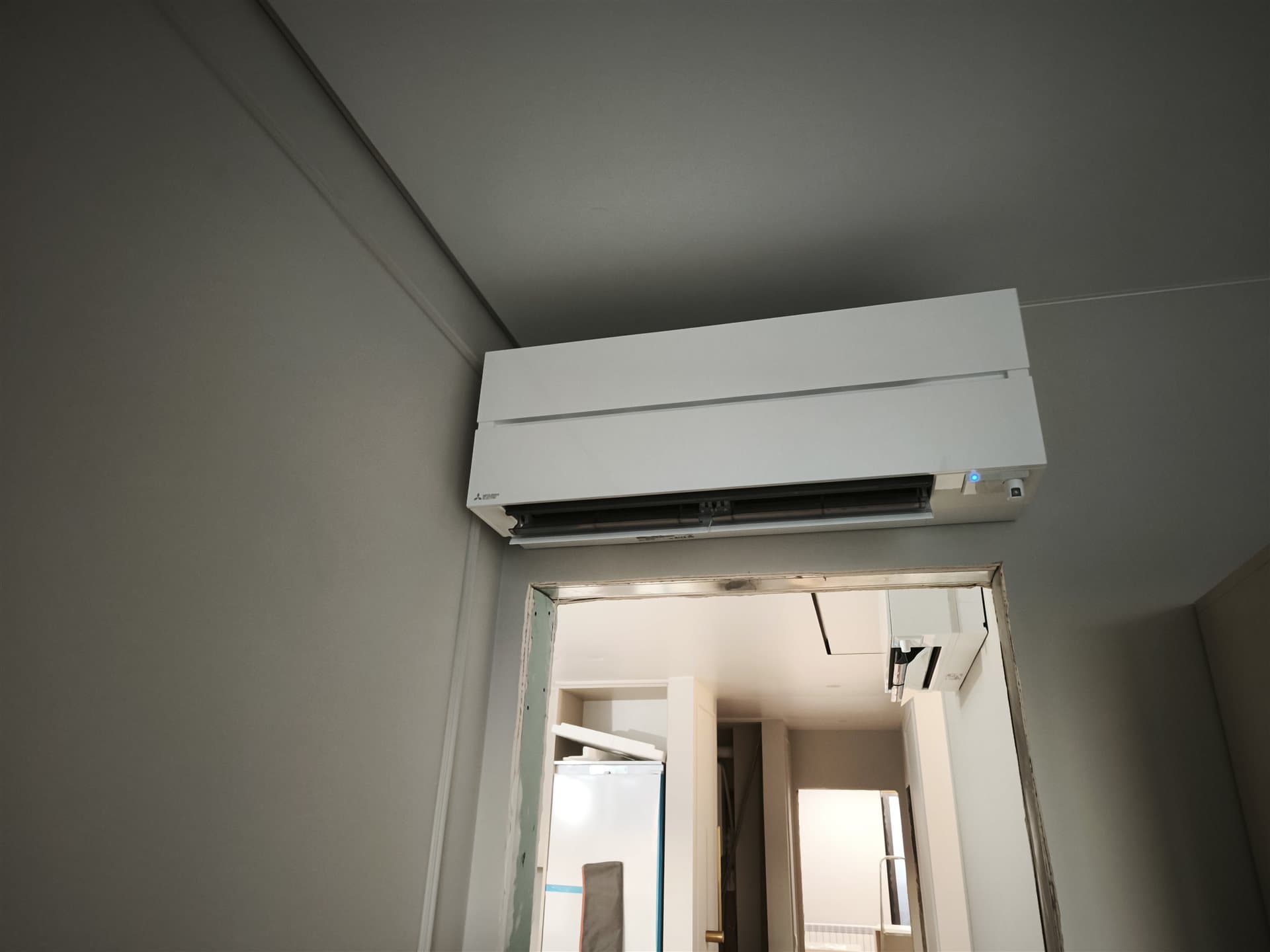 Вътрешно тяло Mitsubishi Electric над врата